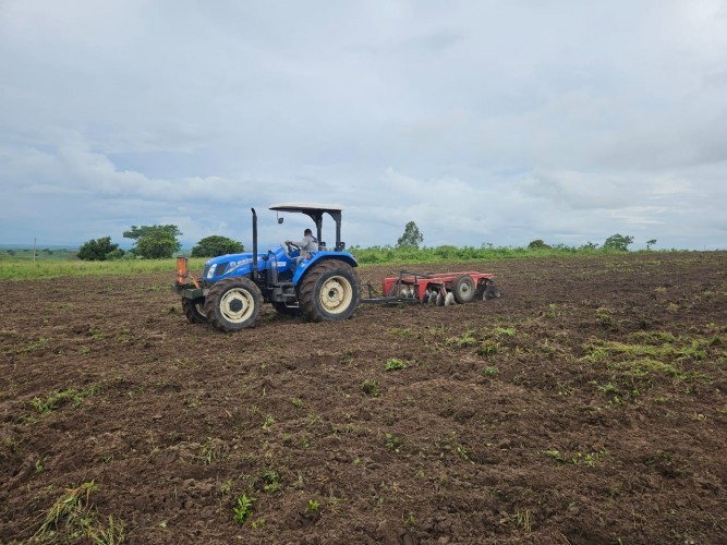 Prefeitura de Araçagi realiza trabalho de cortes de terras para agricultores araçagienses